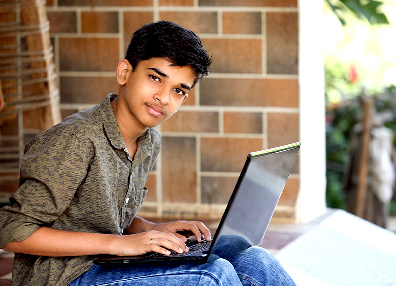 Meritorious Students Receive Laptops 